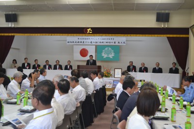 起工式であいさつする高坂町長
