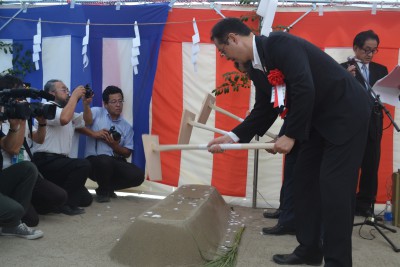 サウナ状態のテントの中ので神事